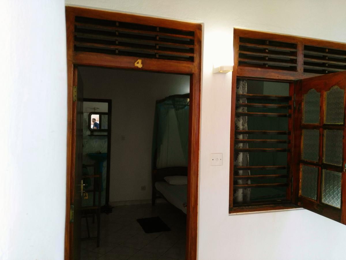 Sunnys Beach Guest House Hikkaduwa Ngoại thất bức ảnh